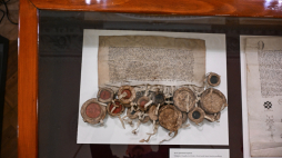 Jeden z odzyskanych dokumentów na wystawie w AGAD. Fot. PAP/Radek Pietruszka 