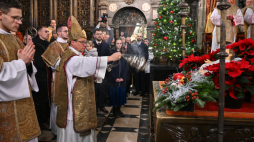Metropolita krakowski, kardynał Grzegorz Ryś podczas pasterki w katedrze na Wawelu. Fot. PAP/Art Service