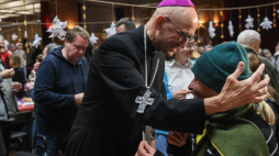 Abp Adrian Galbas podczas bożonarodzeniowego spotkania z bezdomnymi i ubogimi. Fot. PAP/Piotr Nowak