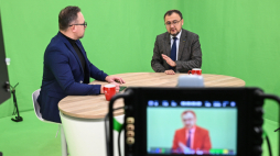 Ambasador Ukrainy w Polsce Wasyl Bodnar (P) i dziennikarz PAP Adrian Kowarzyk (L) w siedzibie Polskiej Agencji Prasowej w Warszawie, 29 bm. Wasyl Bodnar był gościem Studia PAP. Fot. PAP/Radek Pietruszka