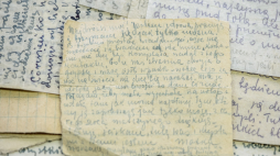Listy, notatki, dokumenty oraz pamiątki po więźniarce niemieckiego obozu koncentracyjnego na Majdanku. Fot. PAP/Wojciech Pacewicz