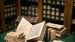 Joanna Zatorska-Rosen, badaczka z Uniwersytetu Sztokholmskiego, znalazła w XVII-wiecznej książce polskiego szlachcica opłatki. Fot. Uniwersytet Sztokholmski.