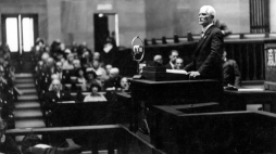 Otwarcie kongresu PEN Clubów w sali Sejmu - przemawia marszałek Ignacy Daszyński, 20 czerwca 1930 r. /NAC