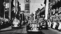 Kanclerz Rzeszy Adolf Hitler w drodze na wiec w Stuttgardzie, 1938 r./NAC