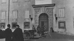 Widok frontu pałacu papieskiego w Castel Gandolfo, 1944 r./NAC