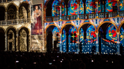 Wieczorny pokaz na murach Wawelu. Fot. wawel.krakow.pl