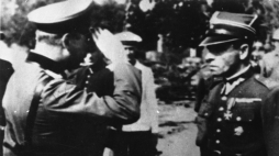 Westerplatte, 07.09.1939 r. Kapitulacja Westerplatte. Nz. Major Henryk Sucharski (P), dowódca załogi Westerplatte, melduje niemieckiemu gen. Eberhardtowi fakt kapitulacji polskiej placówki. Fot. PAP/CAF/reprod.