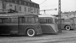 Pierwsze trolejbusy na ulicach Warszawy. Fot. PAP/CAF