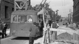 Trolejbus na ul. Kredytowej w Warszawie. Fot. PAP/CAF/Jerzy Baranowski