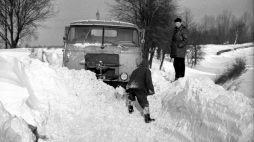 Zima 1963 r. Odśnieżanie zasypanej drogi. Fot. PAP/CAF