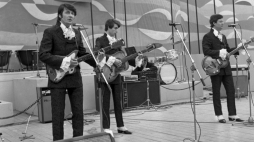 Czerwone Gitary na Festiwalu Piosenki Żołnierskiej w Kołobrzgu w 1969 r. Od lewej: Krzysztof Klenczon, Seweryn Krajewski i Bernard Dornowski. Fot. PAP/Stefan Kraszewski 