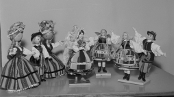 Warszawa, 1969-12. Kwartalna aukcja towarowa, zorganizowana przez Centralę Artykułów Pozaprasowych Ruch, odbywająca się w dniach 1-6 grudnia przy ul. Koszykowej 6a. Nz. lalki produkowane przez pracowników Centrali Artykułów Pozaprasowych Ruch Warszawa. Fot. PAP/Tadeusz Zagoździński