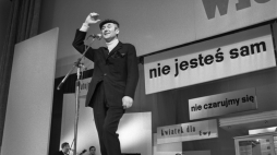 Warszawa 1971. Koncert w Teatrze Rozrywki w Centralnym Parku Kultury przy ulicy Leona Kruczkowskiego. Na scenie aktor i piosenkarz Jarema Stępowski. Fot. PAP/Afa Pixx/Irena Komar