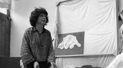 Francja Paryż 1972. Polska rzeźbiarka Alina Szapocznikow w domu-pracowni, gdzie mieszka z mężem grafikiem, Romanem Cieślewiczem. Fot. PAP/Maciej Musiał 