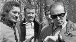 Plan filmowy serialu telewizyjnego pt. "Janosik" w okolicach zamku na Pieskowej Skale, na terenie Ojcowskiego Parku Narodowego. Nz. reżyser Jerzy Passendorfer (P) z aktorami, Marianem Kociniakiem (L) odtwórcą roli Murgrabiego i Mieczysławem Czechowiczem (C) w roli Hrabiego Horvatha. W głębi Tadeusz Somogi (Hajduk), Ojców, 1972 r. Fot. PAP/CAF/A. Piotrowski