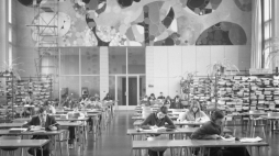 Czytelnia głównej Biblioteki Uniwersytetu Łódzkiego (BUŁ) w 1975 r. Fot. PAP/Andrzej Zbraniecki