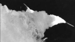 Zdjęcie archiwalne wykonane 28 stycznia 1986 r. pokazuje dwa rakietowe wspomagacze na paliwo stałe odchylenie od wybuchu promu kosmicznego Challenger. Fot. PAP/EPA AFPI/Bob PEARSON