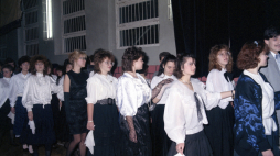 Studniówka w XLII Liceum Ogólnokształcącym w Warszawie w 1988 r. Fot. PAP/Ireneusz Sobieszczuk