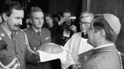 Powitanie chlebem i solą – ingres ks. biskupa Sławoja Leszka Głódźa (P) do Katedry Polowej przy ul. Długiej, 24.stycznia 1991. Fot. PAP/CAF/Janusz Mazur 