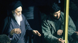 Ajatollah Chomeini (z lewej) witany triumfalnie przez swych zwolenników po powrocie do Iranu z 15-letniego wygnania w Iraku i Francji, 2 lutego 1979r. Fot. PAP/EPA GABRIEL DUVAK 