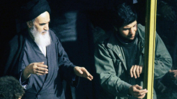 Ajatollah Chomeini (z lewej) witany triumfalnie przez swych zwolenników po powrocie do Iranu z 15-letniego wygnania w Iraku i Francji, 2 lutego 1979r. Fot. PAP/EPA GABRIEL DUVAK 