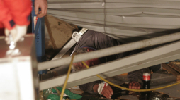 Akcja ratunkowa. Dach jednego z pawilonów na terenie Międzynarodowych Targów Katowickich zawalił się.  Fot. PAP/Andrzej Grygiel