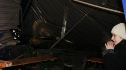 Katowice, 28 stycznia 2006 r. Akcja ratunkowa. Runął dach jednego z pawilonów wystawienniczych na terenie Międzynarodowych Targów Katowickich. Fot. PAP/Andrzej Grygiel