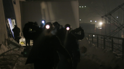 Katowice, 2006-01-28. Akcja ratunkowa. Runął dach jednego z pawilonów wystawienniczych na terenie Międzynarodowych Targów Katowickich. Fot. PAP/Andrzej Grygiel