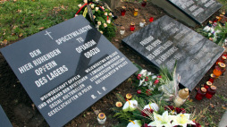 Tablice pamiątkowe na miejscu dawnego obozu pracy w Łambinowicach. Fot. PAP/Krzysztof Świderski