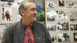 Himalaista Krzysztof Wielicki podczas wernisażu wystawy "Zdobywcy gór" w Katowicach w 2007 r. Fot. PAP/Andrzej Grygiel