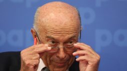 Włoski publicysta Jas Gawronski podczas debaty pt. "Wolność słowa i bezpieczeństwo dziennikarzy", Warszawa, 04.06.2013. Fot. PAP/Radek Pietruszka