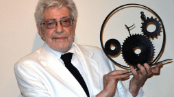 Włoski reżyser Ettore Scola pozuje z trofeum podczas ceremonii wręczenia nagrody „Jaeger-Le Coultre Chwała filmowcowi 2013” ​​po premierze filmu „Che strano chiamarsi Federico! Scola racconta Fellini” podczas 70. Międzynarodowego Festiwalu Filmowego w Wenecji, w Wenecji, we Włoszech, 6 września 2013 r. Fot. EPA/CLAUDIO ONORATI Strona: PAP/EPA.