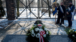 Uroczystości przed bramą byłego obozu w Świętochłowicach - Zgodzie w 2016 r. Fot. PAP/Andrzej Grygiel