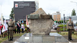 Uroczystość przed pomnikiem na pl. Czerwca 1976 na warszawskim Ursusie w ramach uroczystości upamiętniającej 42. rocznicę Wydarzeń Czerwca‘76, 24 czerwca 2018 r. Fot. PAP/Adam Guz