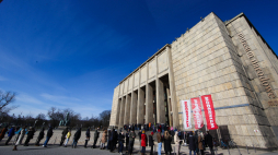 Kolejka przed Muzeum Narodowym w Krakowie. Fot. PAP/Łukasz Gągulski