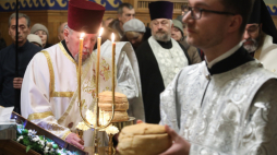 Nabożeństwo w soborze św. Mikołaja Cudotwórcy w Białymstoku, 6 bm. Prawosławni i wierni innych obrządków wschodnich, m.in. staroobrzędowcy, obchodzą wigilię świąt Bożego Narodzenia według kalendarza juliańskiego, czyli według tzw. starego stylu. Białystok, 6 stycznia 2024 r. Fot. PAP/Artur Reszko