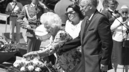 Obchody 80. rocznicy wybuchu powstania warszawskiego. P.o. prezes Ogólnokrajowego Środowiska Batalionu AK „Kiliński” Jacek Łapko (P) oraz uczestniczka powstania Krystyna Sierpińska (3P) podczas uroczystości złożenia kwiatów przed pomnikiem Powstańców Warszawy Batalionu AK Kiliński w Warszawie. Fot. PAP/Tomasz Gzell