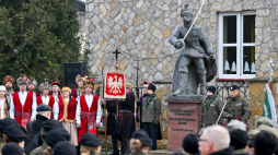 Uczestnicy centralnych obchodów 162. rocznicy powstania styczniowego przy pomniku gen. Mariana Langiewicza w Wąchocku - 2025 r. Fot. PAP/Piotr Polak