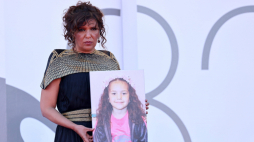 Reżyserka Kaouther Ben Hania pokazuje zdjęcie Hind Rajab przed premierą filmu "Głos Hind Rajab" podczas 82. Festiwalu Filmowego w Wenecji we Włoszech, 3 września 2025 roku. Fot. PAP/EPA/ETTORE FERRARI