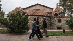Turyści przed Meczetem Hagia Sophia w dzielnicy Iznik w Bursie, Turcja. Fot. EPA/ERDEM SAHIN Dostawca: PAP/EPA