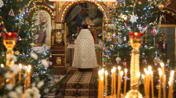 Proboszcz ks. Radosław Kondraciuk (C) przewodniczy świątecznemu nabożeństwu całonocnego czuwania (wsienocznoje bdienije) w prawosławnej cerkwi pw. św. Anny w Królowym Moście. Fot. PAP/Artur Reszko