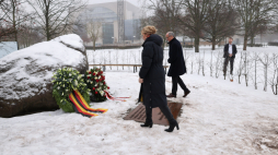 Marszałek Sejmu Włodzimierz Czarzasty (C) i przewodnicząca Bundestagu Julia Kloeckner (L) podczas złożenia kwiatów przed pomnikiem poświęconym polskim ofiarom nazizmu i ofiarom niemieckiej okupacji i terroru w Polsce w latach 1939-1945 niedaleko Bundestagu w Berlinie, styczeń 2016 r. Fot. PAP/Albert Zawada