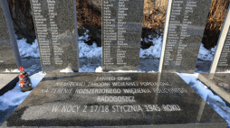 Zbiorowa mogiła ofiar więzienia Radogoszcz na cmentarzu przy ul. Zgierskiej w Łodzi, fot. PAP/ autor Marian Zubrzycki