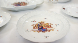 Detal wystawy „Przy książęcym stole. 290. rocznica powstania miśnieńskiego serwisu Aleksandra Józefa Sułkowskiego” w Muzeum Historycznym w Bielsku-Białej. Fot. PAP/Jarek Praszkiewicz