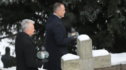 Prezydent RP Karol Nawrocki (P) i prezydent Republiki Litewskiej Gitanas Nauseda (L) podczas uroczystości na Cytadeli w Warszawie. Prezydenci Litwy i Polski wzięli udział w uroczystych obchodach 163. rocznicy wybuchu Powstania Styczniowego. Fot.  PAP/Marcin Obara