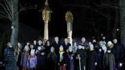 Prezydent RP Karol Nawrocki (C-P), pierwsza dama Marta Nawrocka (C-2P), prezydent Republiki Litewskiej Gitanas Nauseda (C-L) z żoną Dianą Nausediene (C-2L) podczas uroczystości przed pomnikiem pamięci Mikalojusa Konstantinasa Ciurlionisa w Markach koło Warszawy. Fot. PAP/Leszek Szymański