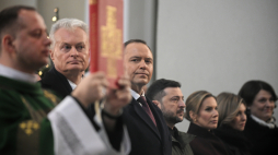 Prezydent RP Karol Nawrocki (3L), pierwsza dama Marta Nawrocka (3P), prezydent Republiki Litewskiej Gitanas Nauseda (2L) z małżonką Dianą Nausediene (P) oraz prezydent Ukrainy Wołodymyr Zełenski (4L) z małżonką Ołeną Zełenską (2P) podczas mszy św. w Archikatedrze Wileńskiej. W Republice Litewskiej trwają obchody 163. rocznicy Powstania Styczniowego. Fot. PAP/Marcin Obara
