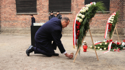 Prezydent Karol Nawrocki podczas uroczystości złożenia kwiatów przed Ścianą Śmierci na terenie byłego obozu Auschwitz w Oświęcimiu. Fot. PAP/Jarek Praszkiewicz