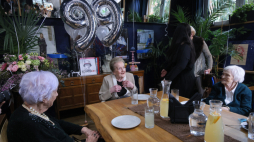 Uczestniczka Powstania Warszawskiego Irena Krajewska ps. Lala (C) na benefisie z okazji swoich 99. urodzin w Warszawie. (ad) PAP/Rafał Guz