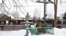 Uroczystości w Zaleszanach przy krzyżu z nazwiskami zabitych w 1946 r. mieszkańców wsi. Fot. PAP/Artur Reszko 